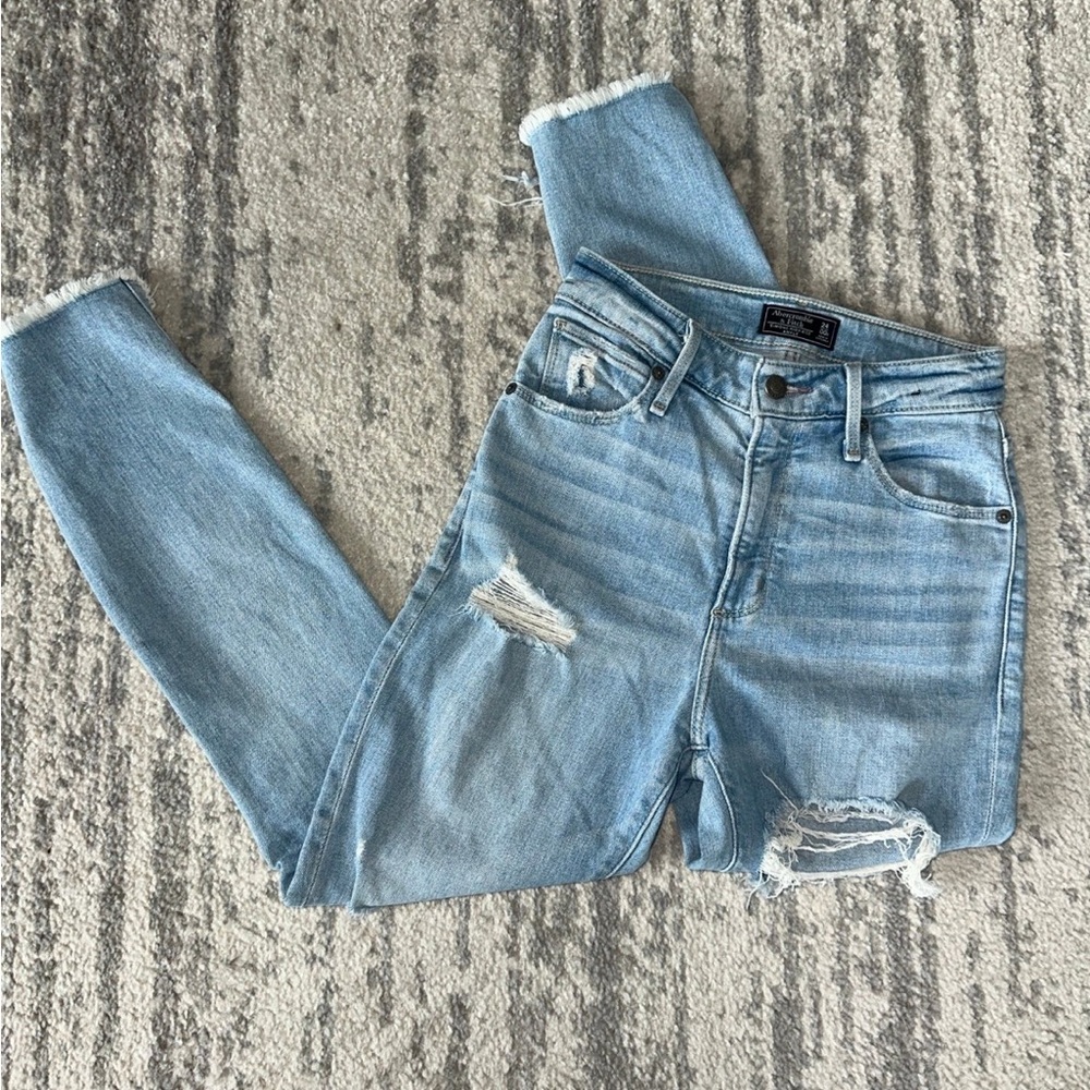 ABERCROMBIE distressed ankle jeans
